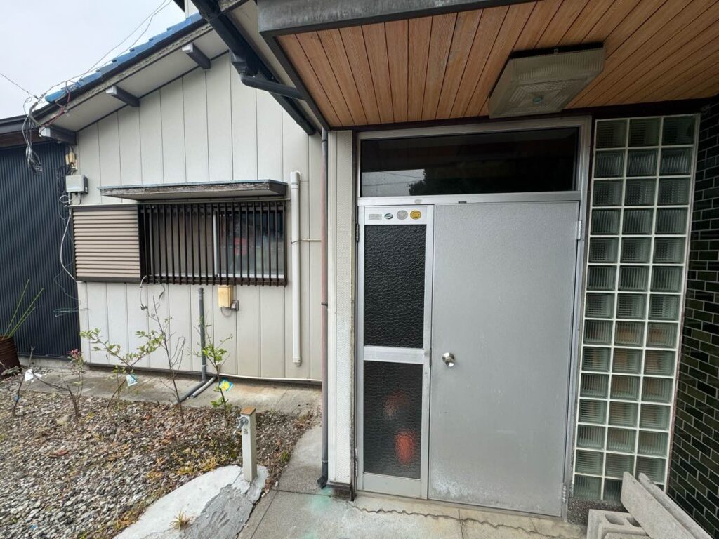 alt=”美馬市玄関リフォーム施工前の写真”