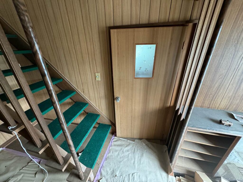 alt=”美馬市玄関リフォーム施工前の写真”