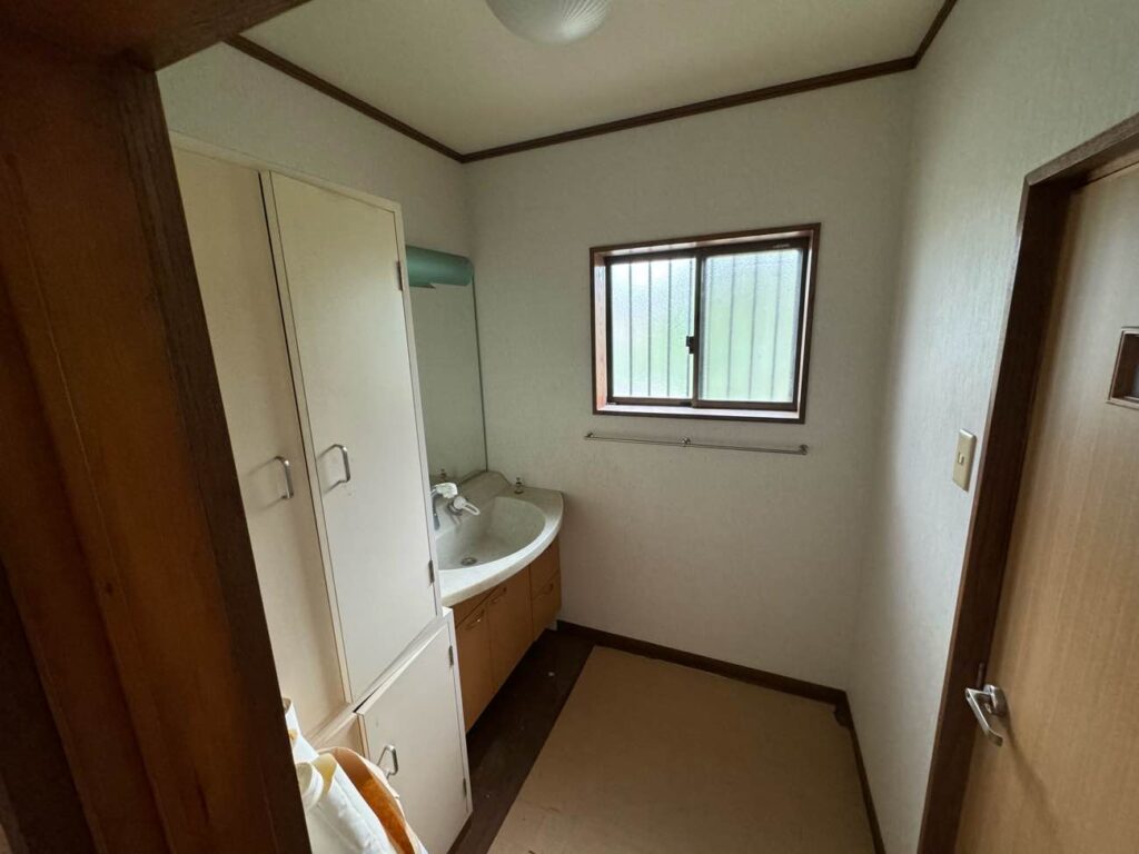 alt=”美馬市洗面リフォーム施工前の写真”